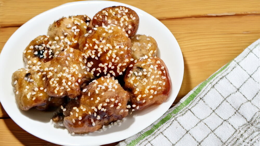 Chinese Dessert: Caramel Bananas with Sesame Seeds