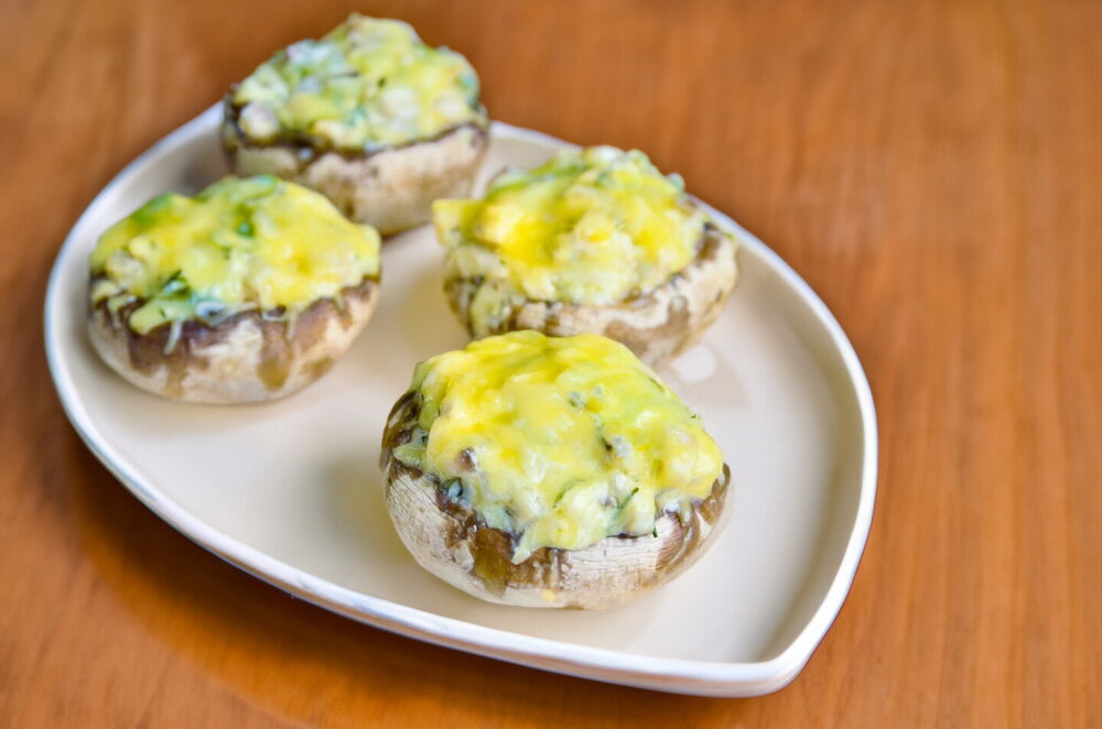 Oven-Baked Champignons Stuffed with Chicken and Cheese