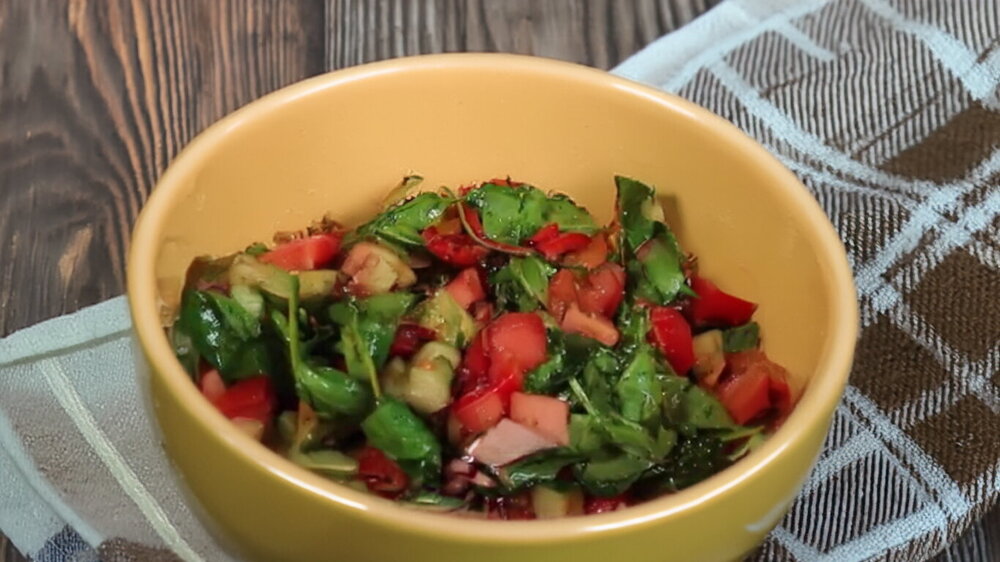 Spinach, Avocado, Cucumber and Bell Pepper Salad