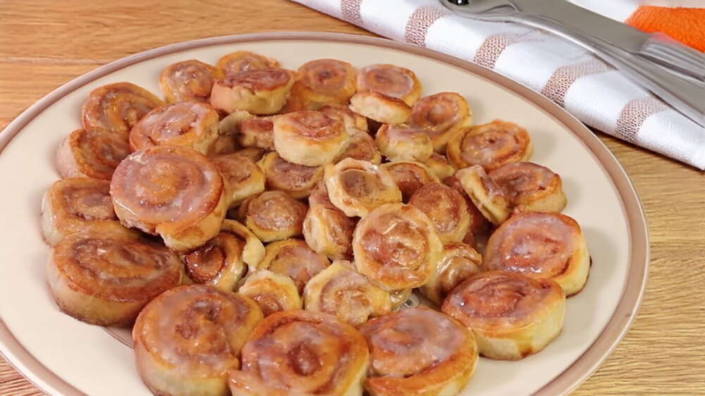 Cinnamon Buns with Vanilla Glaze