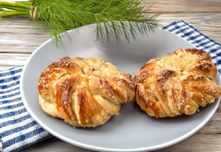Fluffy Yeast Buns with Streusel Crumbs