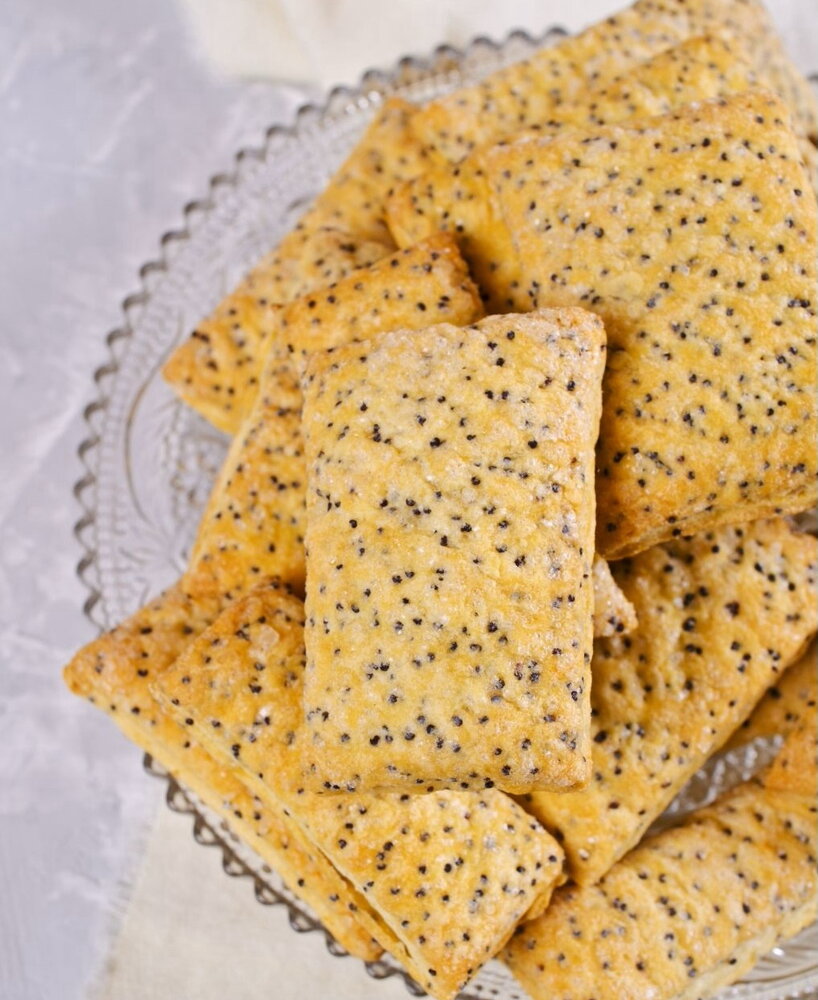 Sun-dried tomato and poppy seed biscuits