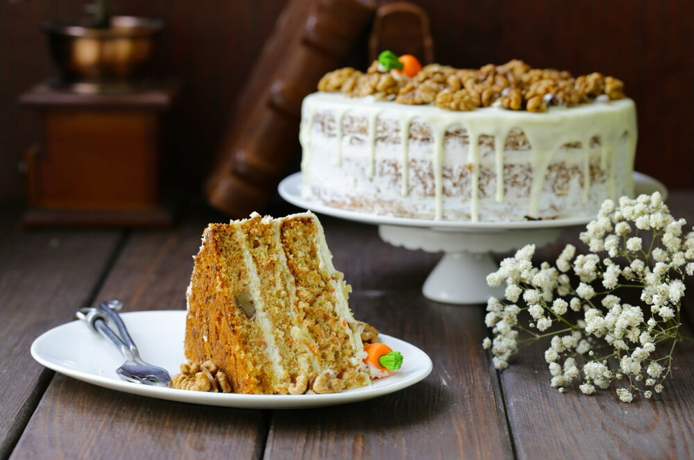 Sugar-free carrot cake with frosting