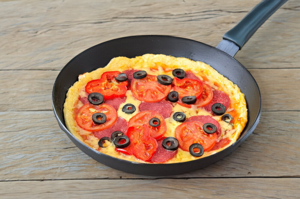 Quick Skillet Pizza with Mayonnaise and Egg