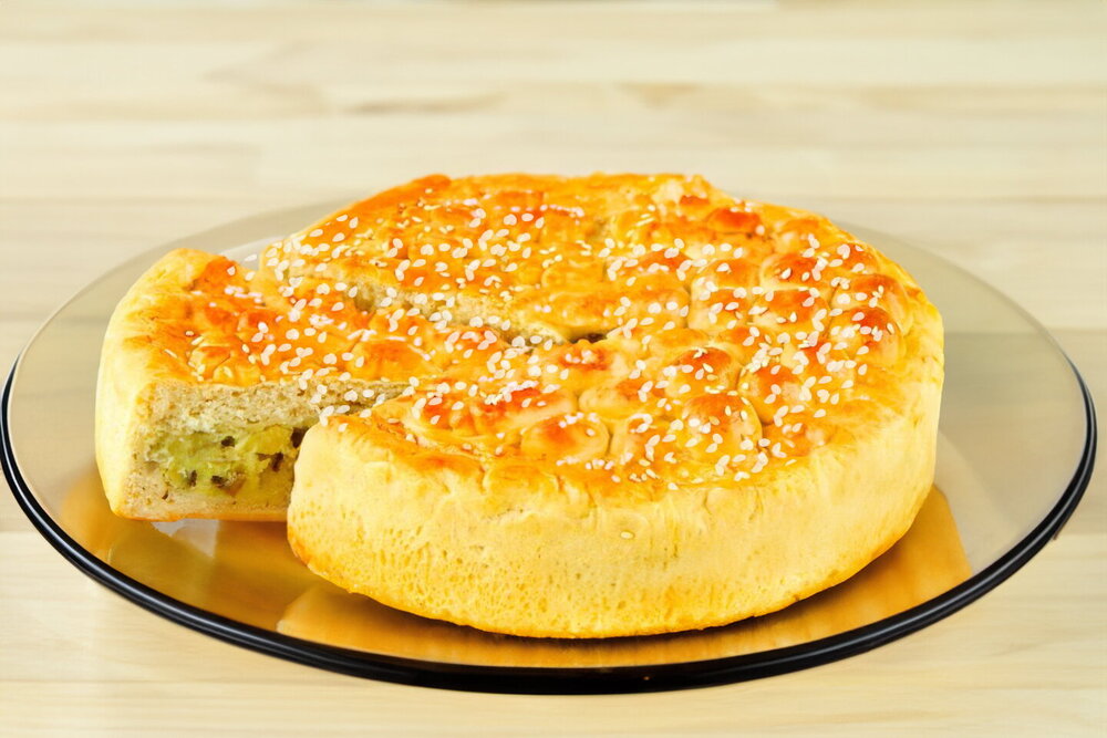 Yeast Pie with Potato and Mushroom Filling