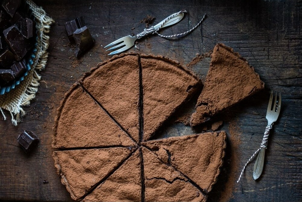 Chocolate tart with walnuts