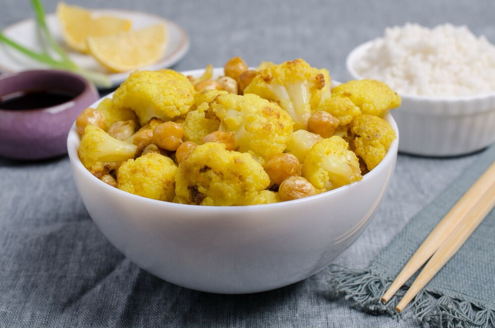 Cauliflower and chickpeas with a dressing