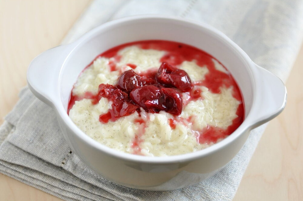 Almond rice pudding with cherry compôte
