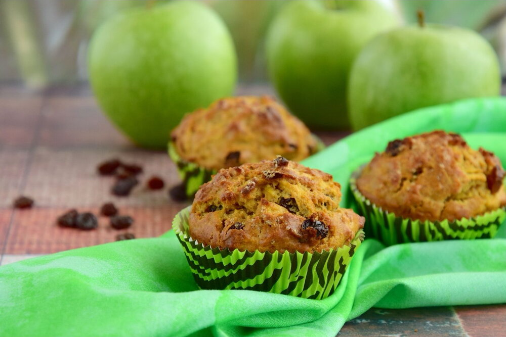 Muffins with apples and raisins