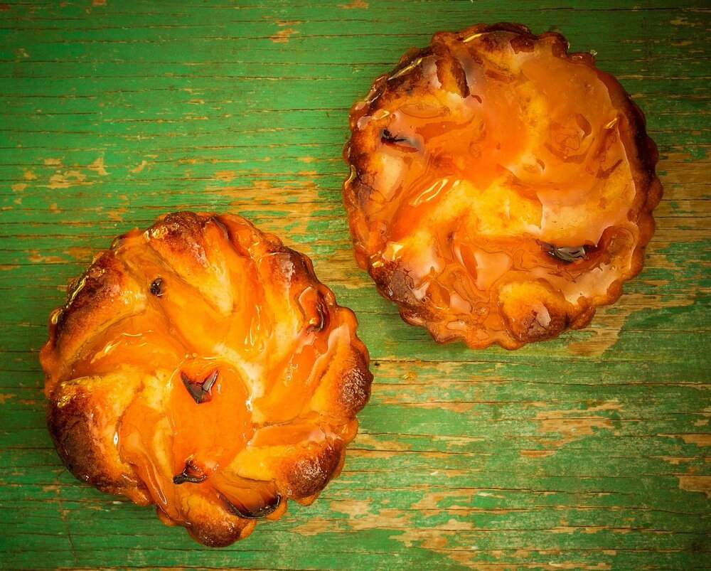 Portuguese tarts with apricots