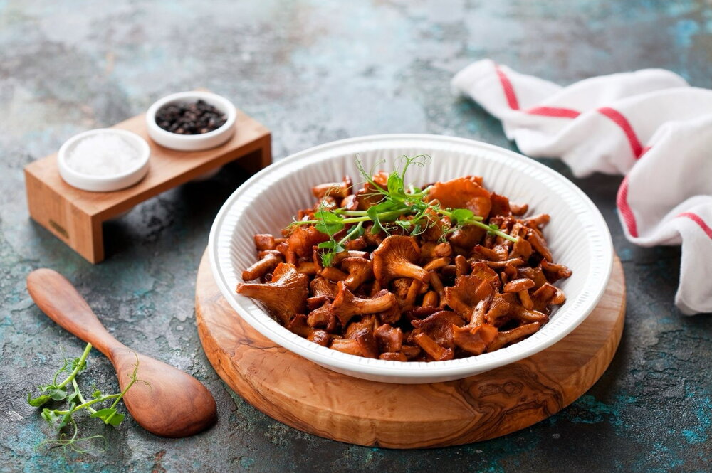 Courgettes and chanterelle mushrooms