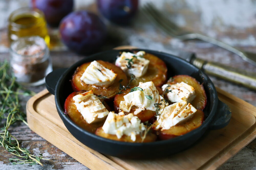 Baked plums with mascarpone