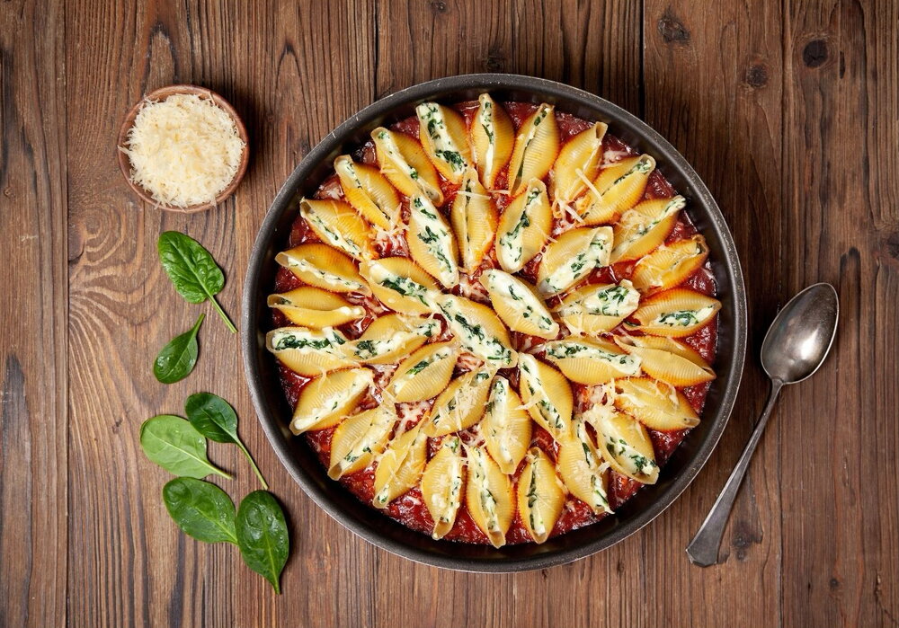 Baked pasta shells filled with cheese