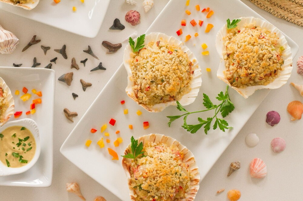 Baked scallops with sea weeds and breadcrumbs