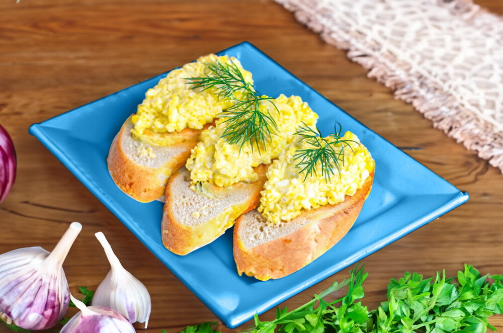 Egg, Garlic, and Mayonnaise Salad